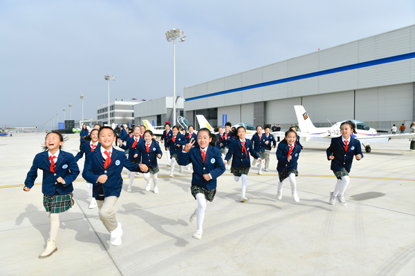 才聚古都·翱翔蓝天——2024年西安市低空经济人才与产业发展交流暨飞行应用展演活动举办(图3)